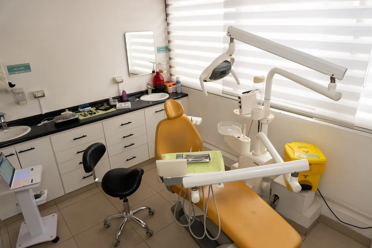 Box de atención de Clínica Dental Biototal en Talcahuano, donde se realizan tratamientos de endodoncia